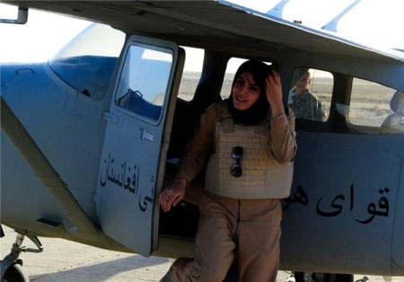 خلبان زن,زن خلبان,زن خلبان افغانستان
