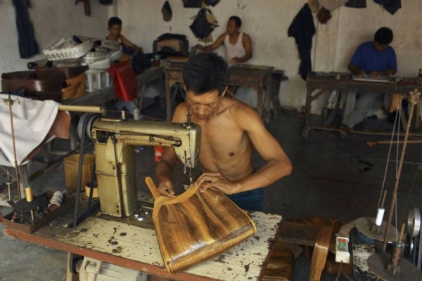2014 Production of Snakeskin Handbags (22 photos)