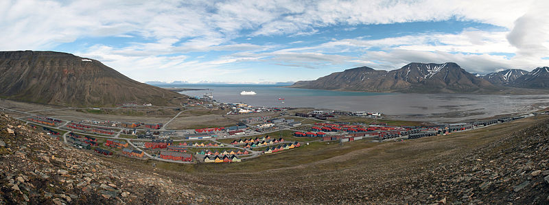 800px-Longyearbyen_panorama_july2011