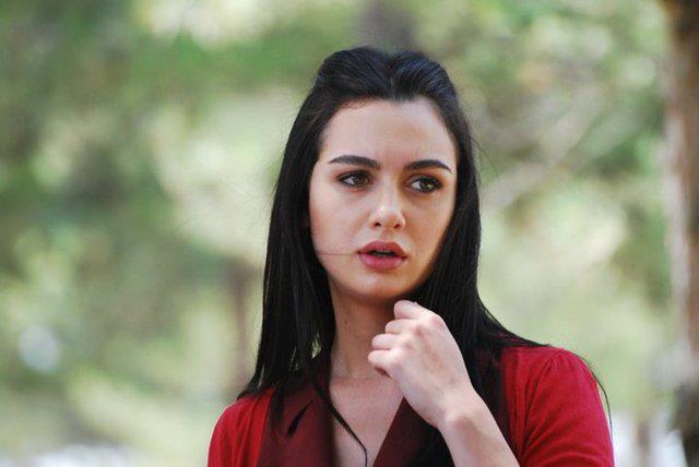 بیوگرافی بیرجه آکالای بازیگر نقش آصلی در سریال عشق سیاه و سفید