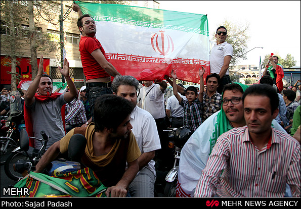 عکس از شادی مردم پس راهیابی ایران به جام جهانی 2014