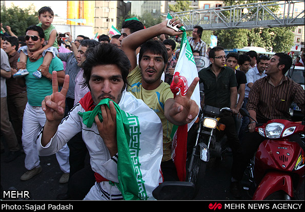 عکس از شادی مردم پس راهیابی ایران به جام جهانی 2014