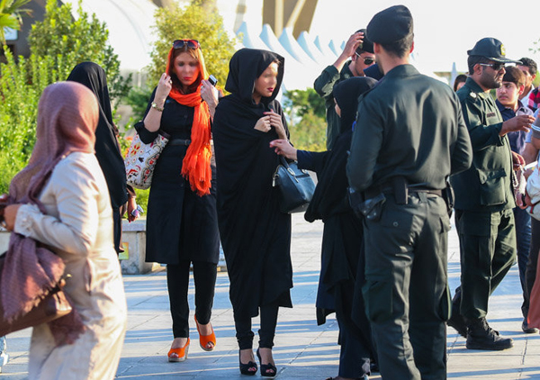 عکس برخورد با بدحجابی عکس برخورد با بدحجابی