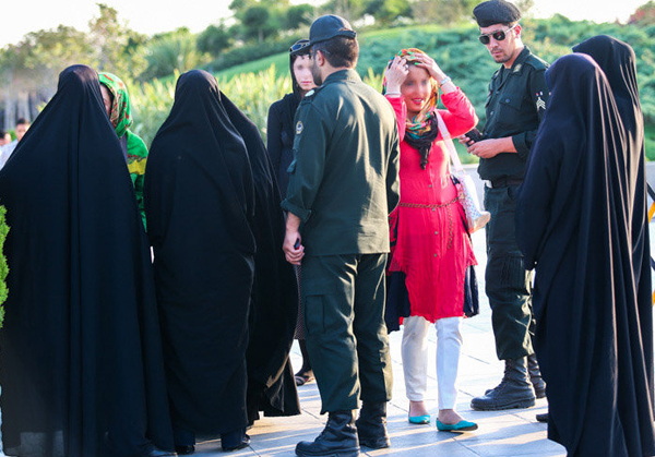 عکس برخورد با بدحجابی عکس برخورد با بدحجابی
