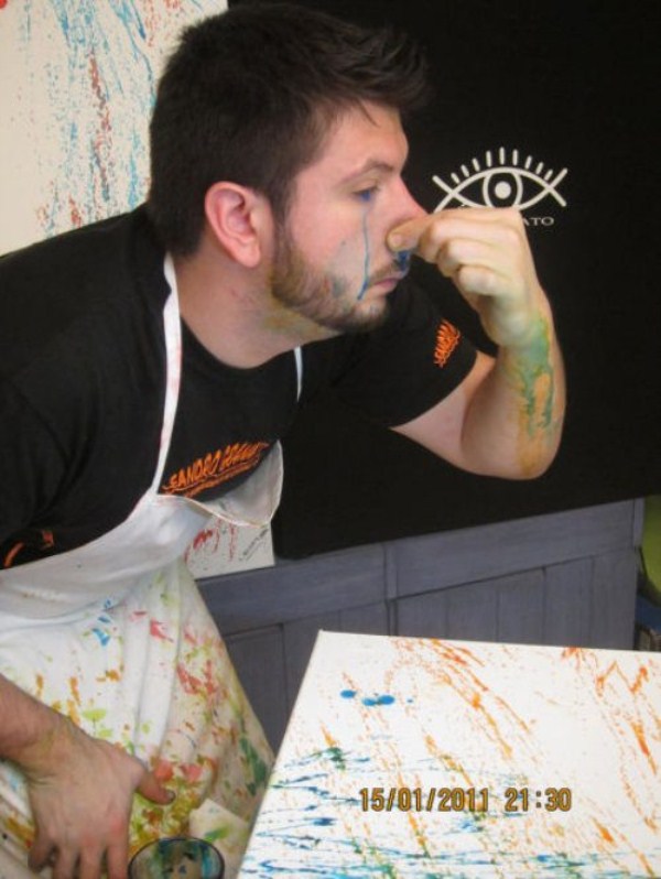 این مرد با پاشیدن رنگ از چشمهایش نقاشی میکند!!