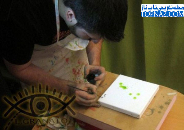 این مرد با پاشیدن رنگ از چشمهایش نقاشی میکند!!