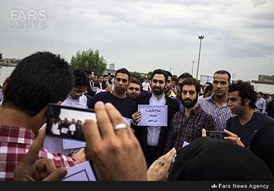 خواننده معروف ایرانی در میان زنجیره انسانی نجات کارون +عکس