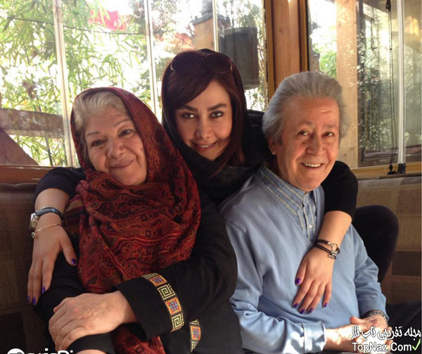 آنا نعمتی در کنار پدر و مادرش