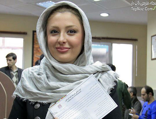 نیوشا ضیغمی در حال اهدای خون نیوشا ضیغمی در حال اهدای خون