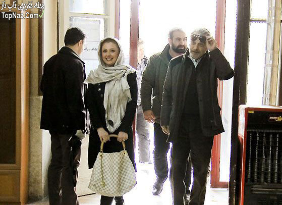 نیوشا ضیغمی در حال اهدای خون نیوشا ضیغمی در حال اهدای خون