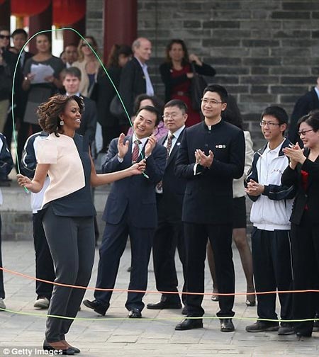 عکس طناب بازی همسر باراک اوباما در چین