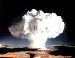 اولین بمب اتمی کجا آزمایش شد؟