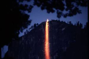 آبشار زیبای آتشین در آمریکا +عکس