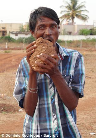 مرد هندی روزی 3 کیلو سنگ می‌خورد + عکس