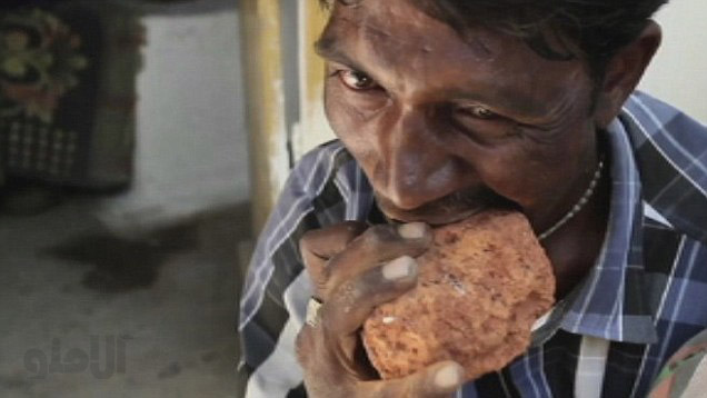 این مرد هندی به خوردن سنگ اعتیاد دارد