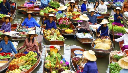 بازاری زیبا در تایلند که روی آب است! +عکس