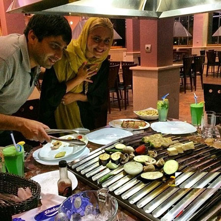 عکس حمید گودرزی و همسرش در رستوران