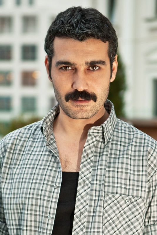 کنر سیندروک در نقش دکتر نظمی در سریال برگ ریزان کنر سیندروک در نقش دکتر نظمی در سریال برگ ریزان