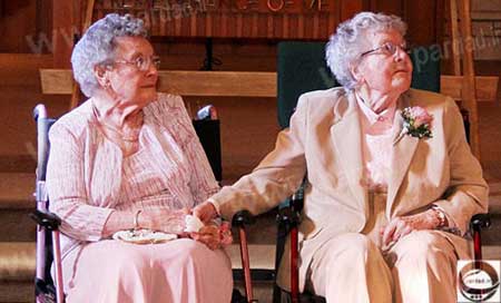 ازدواج دو پیرزن همجنس گرای 90 ساله