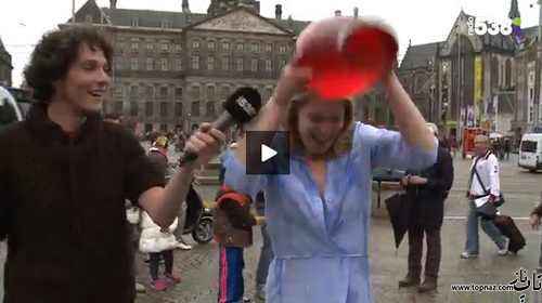 دختر جوان برای چالش سطل آب در خیابان لخت شد!