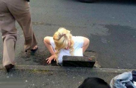 [عکس: Funny-girl-stuck-in-the-drainage-wells-P...om-3-3.jpg]