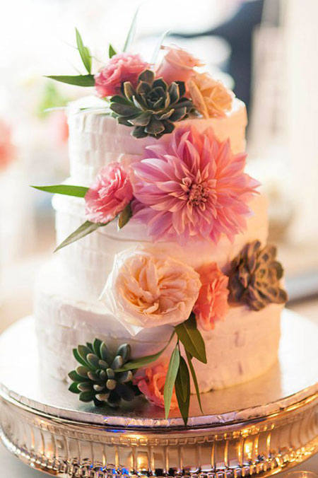 مدل کیک عروسی تزیین شده با گل طبیعی