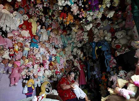 عکس هایی از زنی که با 4000 عروسک زندگی می کند!