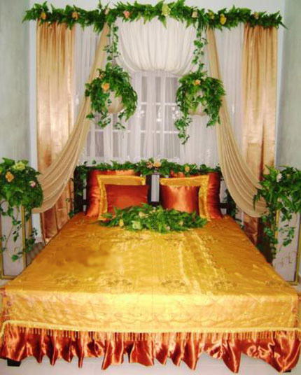 مدل تزیین تخت عروس با گل های زیبا