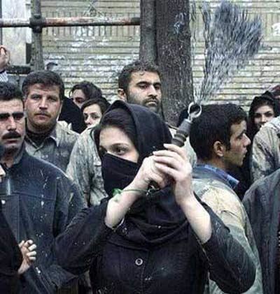 عکس جالب و  جنجالی دختر ایرانی در حال زنجیر زدن!