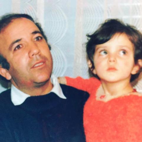 عکس جذاب لیلا اوتادی در کودکی در آغوش پدرش