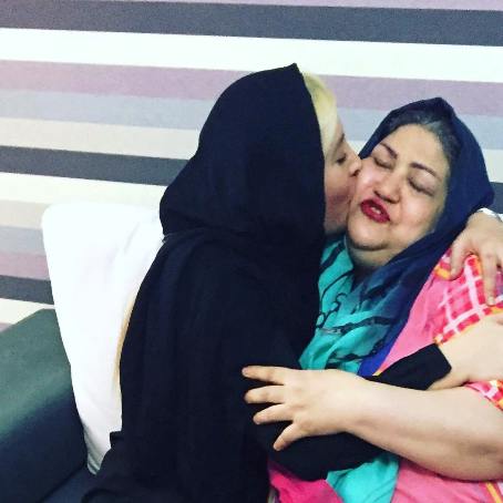 عکس فریبا نادری در حال بوسیدن مادرش