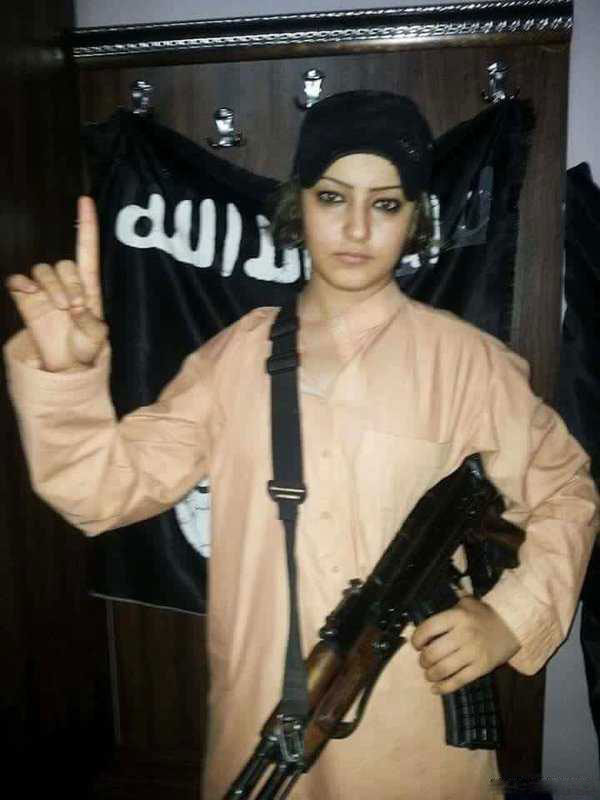 عکس جنجالی دختر داعشی بعد از کشف حجاب!
