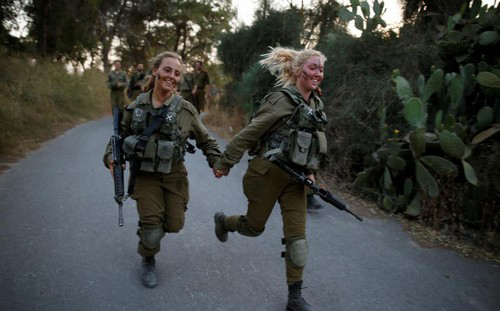 عکس های جنجالی از دختران اسرائیلی در خدمت سربازی!