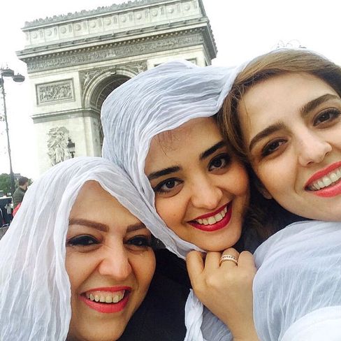 عکس نرگس محمدی در کنار خواهر و مادرش در پاریس