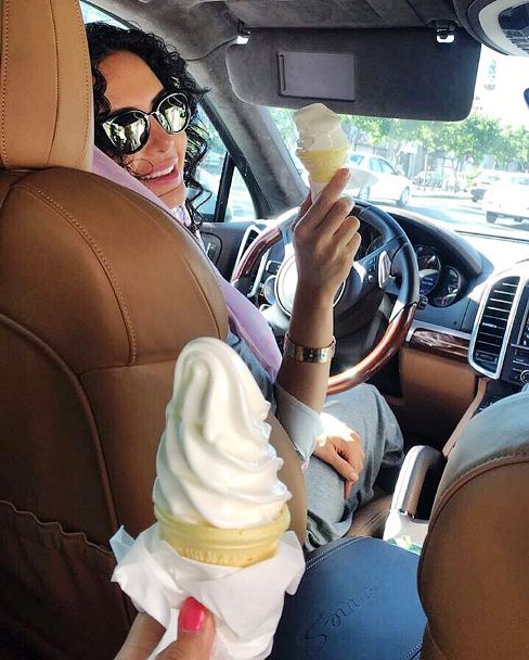 عکس الناز شاکردوست در خودروی گران قیمتش در حال بستنی خوردن!