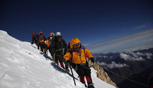 عکس های زنان در حال کوهنوردی با دامن چین دار و رنگارنگ!