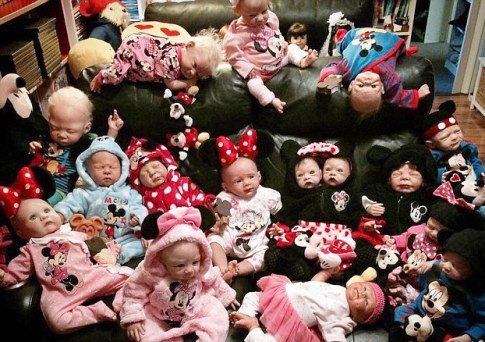 زندگی جالب و عجیب زنی که با 37 عروسک هایش زندگی می کند