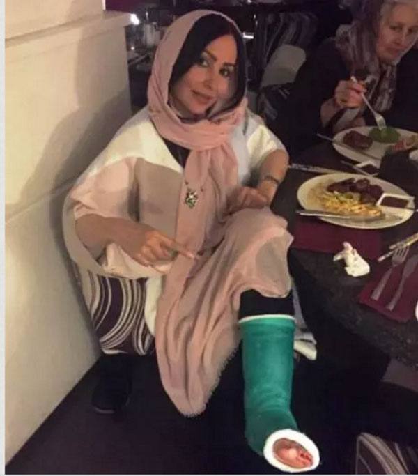 عکس پرستو صالحی و مادرش در جشن تولد مادرش با پای شکسته پرستو صالحی!