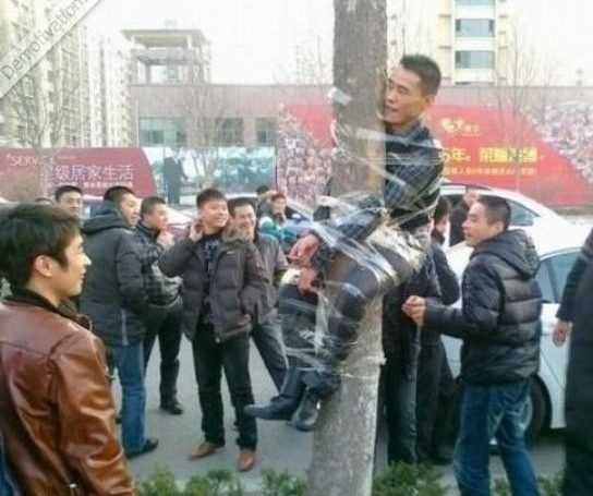 روش عجیب تنبیه مزاحم ناموس مردم در چین!