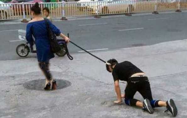عکس های زنی که نامزدش را با قلاده سگ در شهر می چرخاند