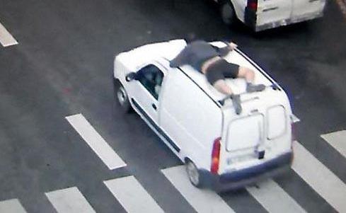 برهنه شدن یک مرد روی سقف اتومبیلش برای تعقیب دزدان