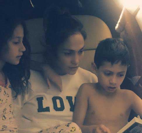 عکس جدید جنیفر لوپز در کنار فرزندانش درحال کتاب خواندن