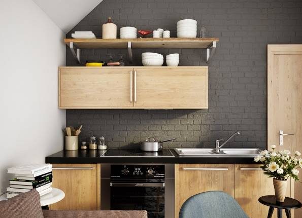 طراحی داخلی آشپزخانه با کابینت مشکی و تزیین طلایی لوکس