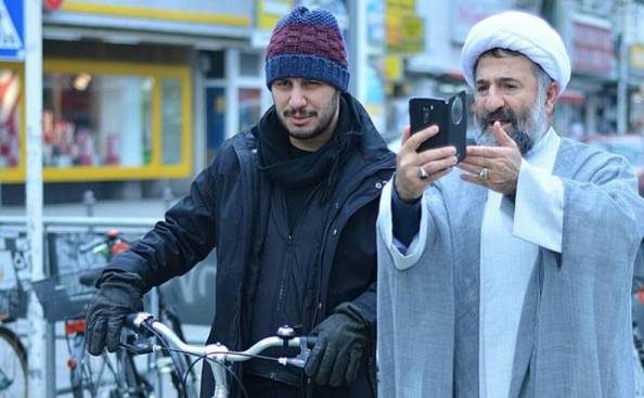 عکس پوستر فیلم پارادایس عکس دو روحانی کنار یک دختر بی حجاب! عکس پوستر فیلم پارادایس عکس دو روحانی کنار یک دختر بی حجاب!