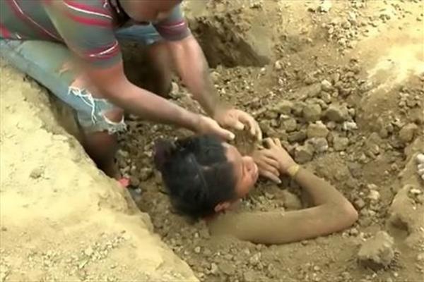 دختر دانشجو توسط خانواده اش زنده زنده تا سه روز در باغچه خانه دفن شد! +عکس دختر دانشجو توسط خانواده اش زنده زنده تا سه روز در باغچه خانه دفن شد! +عکس
