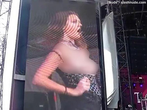 عکس اندام جنسی زن روی لباس خواننده زن مشهور! + عکس لباس عجیب