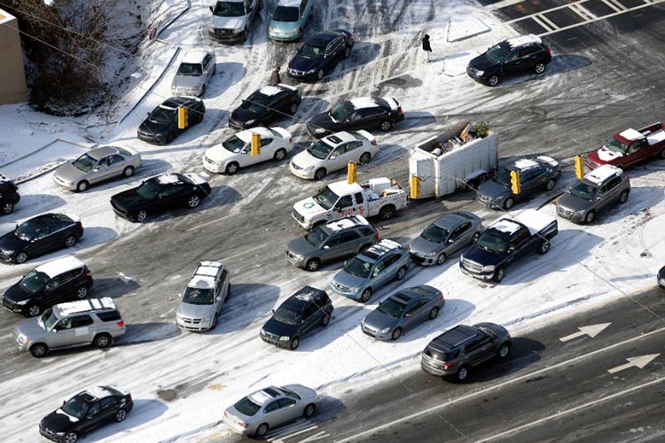 چگونه از سر خوردن خودرو روی برف و یخ جلوگیری کنیم و هنگام سر خوردن چه کنیم؟