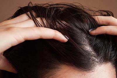 این اشتباهات باعث می شود که موهای شما چرب شود