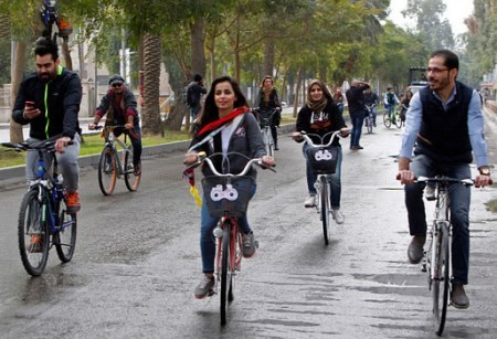 عکس های دختران زیبای عراقی در حال دوچرخه سواری در خیابان های عراق!