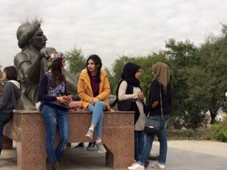 عکس های دختران زیبای عراقی در حال دوچرخه سواری در خیابان های عراق!